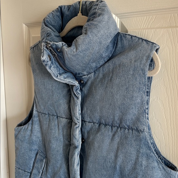 Levi’s Denim Women’s Med/Light Wash Zip Snap Puffer Vest Size Medium (8-10) NWT - Picture 10 of 16